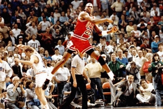 NBA pagerbė jubiliejų švenčiantį Jordaną: 60 geriausių "Skrajojančio Michaelo epizodų